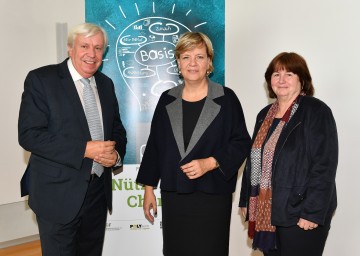 Im Bild von links nach rechts: Amtsführender Landesschulratspräsident Mag. Johann Heuras, Landesrätin Mag. Barbara Schwarz, OSR Dipl.-Päd. Dagmar Hutterer (Direktorin Polytechnische Schule  St. Pölten)