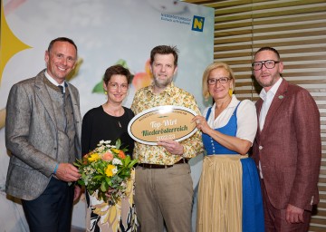 Die Auszeichnung „Top-Wirt Niederösterreich 2022/23“ erhielten Elisabeth und Josef Floh aus Langenlebarn, im Bild mit Landesrat Jochen Danninger, Landeshauptfrau Johanna Mikl-Leitner und dem Obmann der NÖ Wirtshauskultur Harald Pollak.