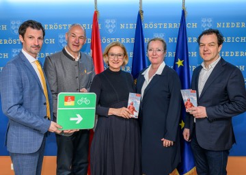 (v.l.n.r.) Landtagsabgeordneter René Lobner, Obmann LEADER-Region Marchfeld, Hannes Steinacker, Geschäftsführer Weinviertel Tourismus GmbH, Landeshauptfrau Johanna Mikl-Leitner, Petra Patzelt, ecoplus Prokuristin, und Mario Feigl, Geschäftsführer ARGE Marchfeldschlösser.
