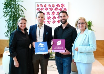 Im Bild von links nach rechts: Landesrätin Susanne Rosenkranz, Roman Siebenhandl (Gasthof Weißes Rössl, Naturpark Jauerling-Wachau), Clemens Putz (Wienerwaldgasthaus Klugmayer, Naturpark Purkersdorf) und Landeshauptfrau Johanna Mikl-Leitner