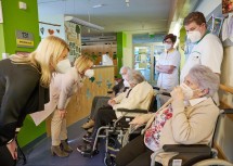 Landeshauptfrau Johanna Mikl-Leitner und Bundesministerin Klaudia Tanner mit den drei Bewohnerinnen des Landespflege- und –betreuungszentrums in St. Pölten, denen als erste den Impfstoff gegen das Coronavirus verabreicht wurde.