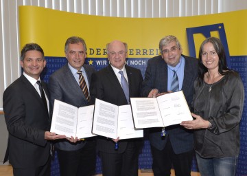 Fördervereinbarung unterzeichnet: Landesrat Ing. Maurice Androsch, Mag. Willi Stiowicek (Obmann Tierschutzverein St. Pölten), Landeshauptmann Dr. Erwin Pröll, der Präsident des Tierschutzverbandes NÖ Helmut Wolfger, und das Vorstandsmitglied des Tierschutzverbandes Andrea Specht (v. l. n. r.).