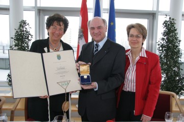 Landeshauptmann Dr. Erwin Pröll überreichte heute der ehemaligen Landeshauptmannstellvertreterin und nunmehrigen Innenministerin Liese Prokop den „Ehrenring des Landes Niederösterreich“. Im Bild auch die neue Landesrätin Dr. Petra Bohuslav.