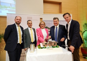 Hubertus Schmid-Schmidsfelden (Bundesministerium Bildung, Wissenschaft und Forschung), IST-Managing Director Georg Schneider, Landeshauptfrau Johanna Mikl-Leitner, IST-Präsident Thomas Henzinger und Bürgermeister Stefan Schmuckenschlager nahmen die Eröffnung des Laborgebäude 5 vor.