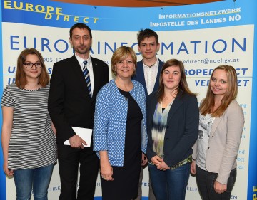 Bei der Europatag-Festveranstaltung in St. Pölten: Kamila Kalouskova (Gymnasium Budweis), Kreisrat Ing. Bc. Martin Hyský (Vyso&#269;ina, Tschechien), Landesrätin Mag. Barbara Schwarz, Libor Havlik (Bischöfliches Gymnasium Zdar nad Sazavou), BOKU-Studentin Valerie Minihold aus Zwettl und Svenja Lederer (Gymnasium Freyung Niederbayern). (v.l.n.r.)