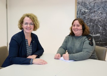 Familien-Landesrätin Christiane Teschl-Hofmeister mit Irene Stacher vom Team des Familienservice der NÖ Familienland GmbH.