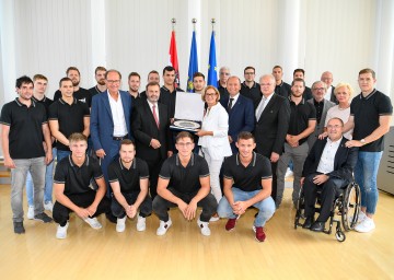 Ehrung des Landes Niederösterreich für die erfolgreichen Handballer vom UHK Krems.