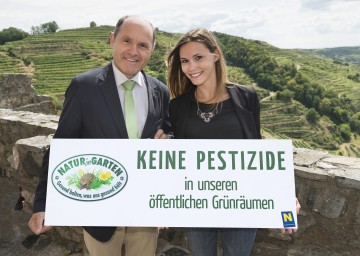 Niederösterreich wird pestizidfrei: Landeshauptmann-Stellvertreter Mag. Wolfgang Sobotka und Stefanie Zischkin, BA, von der Aktion „Natur im Garten“.