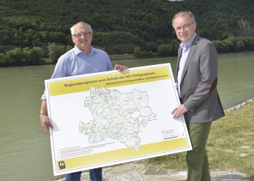 Dr. Gerhard Heilingbrunner, Ehrenpräsident des Umweltschutzverbands, und Landesrat Dr. Stephan Pernkopf präsentierten das neue Regionalprogramm zum Schutz der NÖ Fließgewässer (v.l.n.r.)