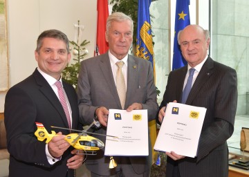 Unterzeichneten heute den Vertrag: Landesrat Ing. Maurice Androsch, ÖAMTC-Präsident Werner Kraus und Landeshauptmann Dr. Erwin Pröll (v. l. n. r.).