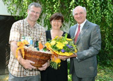 Im Bild: Die 100.000ste Besucherin Mag. Carola Apfler mit ihrem Gatten Martin und Landeshauptmann Dr. Erwin Pröll.