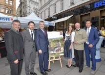 Nahmen die Eröffnung von \"Weinviertel am Graben\" vor: LAbg. Ing. Manfred Schulz, Erste-Vorstandsdirektor Mag. Thomas Schaufler, Erste-Vorstandsdirektor Dr. Thomas Uher, Weinkönigin Christina Hugl, Landeshauptmann Dr. Erwin Pröll und Labg. Mag. Kurt Hackl (v. l. n. r. )