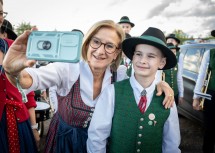 Landeshauptfrau Johanna Mikl-Leitner mit einem jungen Musikanten.