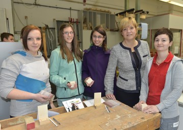 Girls Day zeigt Vielfalt an beruflichen Möglichkeiten: Simone Gallistl, Christina Enegl, Irene Pühringer, Landesrätin Mag. Barbara Schwarz und Katrin Reischl bei der Firma Umdasch in Amstetten (v.l.n.r.)