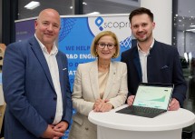 Landeshauptfrau Johanna Mikl-Leitner mit (li.) Michael Moll, Geschäftsführer accent, und (re.) Mateo Primorac, CEO von Scopri.