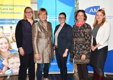 Im Bild von links nach rechts: AMS-Niederösterreich Landesgeschäftsführer-Stellvertreterin Mag. Marion Carmann, Landesrätin Mag. Barbara Schwarz, Mag. Katharina List-Nagl von der Firma List, Ing. Renate Scheichelbauer-Schuster von der Wirtschaftskammer und Gerti Süss, Geschäftsführerin Junge Industrie Niederösterreich 