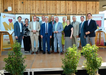 Dr. Michael Kaiblinger und Dr. Christa Magerl (beide PVZ-Tullnerfeld), Bundesminister für Soziales, Gesundheit, Pflege und Konsumentenschutz Johannes Rauch, Dr. Georg Dorninger (PVZ Tullnerfeld), der Vorsitzende des Landesstellenausschusses der Österreichischen Gesundheitskasse in Niederösterreich Robert Leitner, Landesrat NÖGUS-Vorsitzender Mag. Dr. Christoph Luisser, der Vorsitzende des Landesstellenausschusses der Österreichischen Gesundheitskasse in Niederösterreich Ing. Norbert Fidler, der Präsident des NÖ Landtages Karl Wilfing, die Finanzreferentin der Ärztekammer für Niederösterreich Dr. Krista Ainedter-Samide, Kurienobmann-Stellvertreterin der Ärztekammer für Niederösterreich Dr. Dagmar Fedra-Machacek und die Bürgermeister von Langenrohr, Leopold Figl, Judenau-Baumgarten, Georg Hagl und Michelhausen, Bernhard Heinl. 