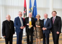 Altbischof Klaus Küng, LH-Stellvertreter Stephan Pernkopf, Bischof Alois Schwarz, Landeshauptfrau Johanna Mikl-Leitner, Landeshauptmann a. D. Erwin Pröll und St. Pöltens Bürgermeister Matthias Stadler bei der heutigen Feier im Landhaus (v.l.n.r.).