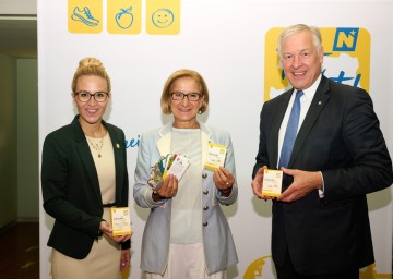 Landeshauptfrau Johanna Mikl-Leitner, Landesrat Martin Eichtinger und Alexandra Pernsteiner-Kappl („Tut gut!“-Geschäftsführerin) bei der Präsentation des neuen „Tut gut!“-Bewegungsergänzungsmittels „Aktivität+“.