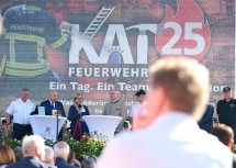 Landeshauptfrau Johanna Mikl-Leitner unterstrich gemeinsam mit Landesfeuerwehrkommandant Dietmar Fahrafellner, Bundeskanzler Christian Stocker, LH-Stellvertreter Stephan Pernkopf und Bundesfeuerwehrverband-Präsident Robert Mayer bei der Eröffnung die große Bedeutung der heimischen Feuerwehren.