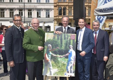 Eröffnung des Weinvierteltages am Graben: Wolfgang Seltenhammer (Leitung Erste Bank Filialen Weinviertel), Landeshauptmann Dr. Erwin Pröll, Mag. Andreas Treichl, Vorstandsvorsitzender der Erste Group Bank AG, Landtagsabgeordneter Mag. Kurt Hackl und Dr. Peter Bosek, Vorstandsdirektor der Erste Group Bank AG. (v.l.n.r.)