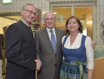 Erich und Ingrid Kasses feierten mit Landeshauptmann Dr. Erwin Pröll den 90. Geburtstag ihrer Bäckerei in Thaya.