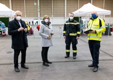 Von links nach rechts: Alfred Riedl, Präsident des Österreichischen Gemeindebundes, Landeshauptfrau Johanna Mikl-Leitner, Roman Markhart von der Tullner Feuerwehr und 144 Notruf Niederösterreich-Geschäftsführer Christof Constantin Chwojka 