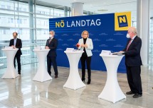 Univ. Prof. Peter Parycek, Landtagspräsident Karl Wilfing, Landeshauptfrau Johanna Mikl-Leitner und Landtagsdirektor a.D. Karl Lengheimer (v.l.n.r.)