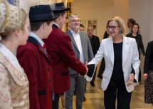 Landeshauptfrau Johanna Mikl-Leitner begrüßt die Mitglieder der Volkstanzgruppe Melk.