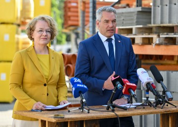Landesrätin Christiane Teschl-Hofmeister und Bundeskanzler Karl Nehammer bei der Pressekonferenz bei Schilowsky in Neunkirchen.