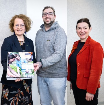 Familien-Landesrätin Christiane Teschl-Hofmeister mit dem Lehrgangsteilnehmer Benjamin Peraus und der Geschäftsführerin der NÖ Familienland GmbH Barbara Trettler.