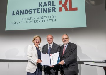 Landeshauptfrau Johanna Mikl-Leitner mit Ehrensenator Erwin Pröll und KL-Direktor Rudolf Mallinger bei der Feier zu 10 Jahre Karl Landsteiner Privatuniversität Krems (v.l.n.r.).