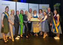 Landeshauptfrau Johanna Mikl-Leitner mit der Geburtstagstorte für „20+1 Jahre ‚So schmeckt NÖ‘“ mit vier Schichten für alle Vierteln des Landes, LH-Stellvertreter Stephan Pernkopf und Bundesministerin Klaudia Tanner im Kreis der Protagonistinnen und Protagonisten des Jubiläumsfestes in der Stadthalle Ybbs.