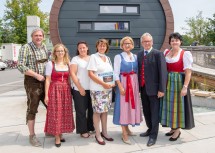 Rohrbach an der Gölsen feierte die Eröffnung des neugestalteten Hauptplatzes und den Abschluss der Kirchenrenovierung. Im Bild von links nach rechts: geschäftsführender Gemeinderat Markus Leopold, geschäftsführende Gemeinderätin Maria Vonwald, Marisa Fedrizzi von der NÖ.Regional.GmbH, Maria Forstner von der Dorf- und Stadterneuerung, Landeshauptfrau Johanna Mikl-Leitner, Bürgermeister Karl Bader und Vize-Bürgermeisterin Anna Klinger