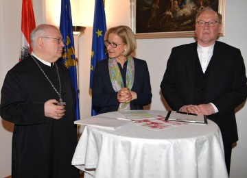 Die Renovierung der Basilika geht mit der heutigen Kuratoriumssitzung am Sonntagberg (Bezirk Amstetten) in eine neue Phase. Zuletzt wurden die Schatzkammer restauriert sowie die Nord-, Süd- und Ostfassade saniert. Nun warten die Raumschale im Presbyterium und der Helm im östlichen Glockenturm. Im Bild von links nach rechts: Petrus Pilsinger, Abt des Stiftes Seitenstetten und Obmann-Stellvertreter des Vereins Basilika Sonntagberg, Landeshauptfrau Johanna Mikl-Leitner und Bischof Alois Schwarz.