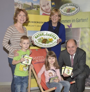 Kindergarten-Pädagogin Barbara Erhabor, Tristan Köck und Nadine Müllner aus dem Kindergarten St. Pölten-Klostergasse, Bildungs-Landesrätin Mag. Barbara Schwarz und Landeshauptmann-Stellvertreter und Initiator der Aktion „Natur im Garten“ Mag. Wolfgang Sobotka mit der Kinderlieder-CD „Sing mit Nig“. (v.l.n.r.)