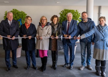 Die Eröffnungsfeier fand in Anwesenheit von LH-Stellvertreter Franz Schnabl, Bürgermeisterin Karin Baier, Landeshauptfrau Johanna Mikl-Leitner, Direktorin Regina Pfeil, Bildungsdirektor Johann Heuras und Baustadtrat Simon Jahn (v.l.n.r.) statt.