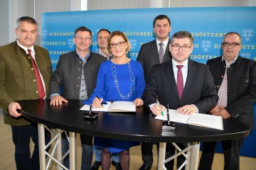 Planungsstart für die Umfahrungen in der Airportregion: Landeshauptfrau Johanna Mikl-Leitner und Mobilitäts-Landesrat Ludwig Schleritzko unterzeichneten Abkommen mit den Bürgermeistern der betroffenen Gemeinden. Von links nach rechts: Markus Plöchl (Enzersdorf an der Fischa), Kurt Wimmer (Götzendorf), Thomas Ram (Fischamend), Jürgen Maschl (Schwadorf) und Robert Szekely (Klein-Neusiedl)