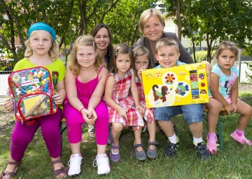 Bildungsministerin MMag. Dr. Sophie Karmasin und Bildungs-Landesrätin Mag. Barbara Schwarz mit den Kindern des Kindergartens St. Koloman in Stockerau. (v.l.n.r.)