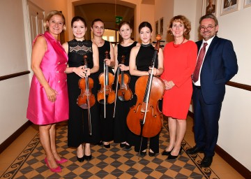 Landeshauptfrau Johanna Mikl-Leitner mit Musikerinnen der Eröffnungsmatinee, Ulrike Sych, Rektorin der Universität für Musik und darstellende Kunst Wien und Johannes Meissl, künstlerischer Leiter der Internationalen Sommerakademie (v.l.n.r.)