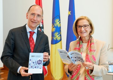Landeshauptfrau Johanna Mikl-Leitner und Wissenschafter Peter Filzmaier präsentierten gemeinsam das neue Experimente-Handbuch.