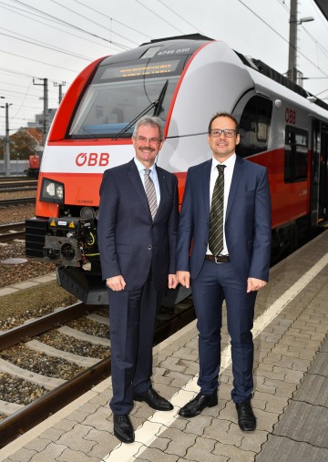 In einem Cityjet am Hauptbahnhof St. Pölten präsentierten Landesrat Mag. Karl Wilfing und Ing. Michael Elsner, Regionalmanager Ostregion der ÖBB-Personenverkehr AG, den neuen ÖBB-Fahrplan (von links nach rechts).