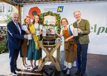 (v.l.n.r.) Fritz Weber, Aufsichtsratsvorsitzender Destination Waldviertel GmbH, Kristina Spiegl, Geschäftsführerin Destination Waldviertel GmbH, Lena Meyer, Vertreterin der amtierende Hopfenprinzessin, Landeshauptfrau Johanna Mikl-Leitner und Karl Schwarz, Geschäftsführer und Inhaber der Waldviertler Traditionsbrauerei in Zwettl nach dem gelungenen Bieranstich bei der „waldviertelpur“-Eröffnung am Rathausplatz Wien.
