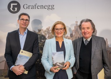 Der operative Geschäftsführer Philipp Stein, Landeshauptfrau Johanna Mikl-Leitner und der künstlerische Leiter Rudolf Buchbinder bei der Programmpräsentation Grafenegg Festival 2024 (v.l.n.r.)