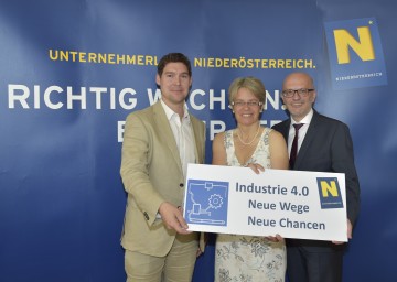 Industrie 4.0 - neue Herausforderungen für die niederösterreichische Wirtschaft: Ing. Mag. (FH) Gerhard Resch von der METAFLEX GmbH, Wirtschaftslandesrätin Dr. Petra Bohuslav, Gruppenleiter NÖ Wirtschaftsressort Mag. Georg Bartmann (v.l.n.r.)