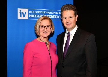 Landeshauptfrau Johanna Mikl-Leitner bei der ordentlichen Vollversammlung der Industriellenvereinigung NÖ im Museum Niederösterreich in St. Pölten, im Bild mit IV-Präsident Thomas Salzer.