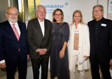 Landeshauptfrau Johanna Mikl-Leitner beim ersten NÖ Krebsinformationstag der Karl Landsteiner Privatuniversität in Krems gemeinsam mit Rektor Rudolf Mallinger, Primar Martin Pecherstorfer vom Universitätsklinikum Krems, Moderatorin Regina Preloznik und Doktor Ludwig Kaspar von netdoktor.at (v.l.n.r.)