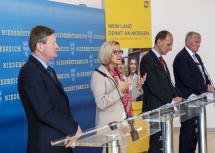 Von links nach rechts: Landesrat Gottfried Waldhäusl, Landeshauptfrau Johanna Mikl-Leitner, Politikwissenschaftler Prof. Peter Filzmaier und LH-Stellvertreter Franz Schnabl.