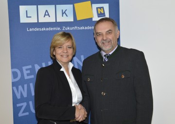 (v.l.n.r.): Landesrätin Mag.a Barbara Schwarz und Dr. Christian Milota (Geschäftsführer der NÖ Landesakademie)