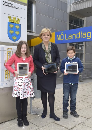 Moderne Informationsvermittlung: Landesrätin Mag. Barbara Schwarz mit Katharina Apoloner und Valentin Tiefenbacher aus der Volksschule Wagram beim Testen der App \"NÖ4Kids\" im Regierungsviertel St. Pölten